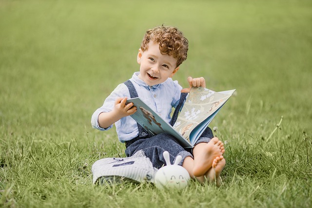 niño leyendo libro en medio de un campo